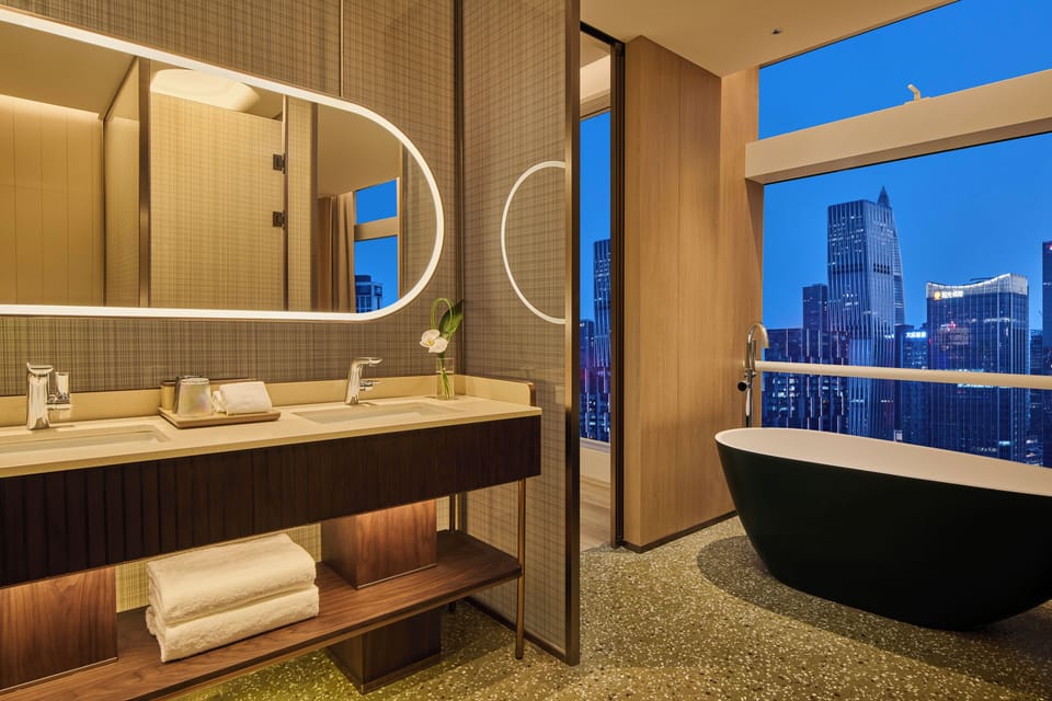 KING PREMIUM ROOM BAY VIEW | Down comforters, free minibar items, in-room safe, blackout drapes