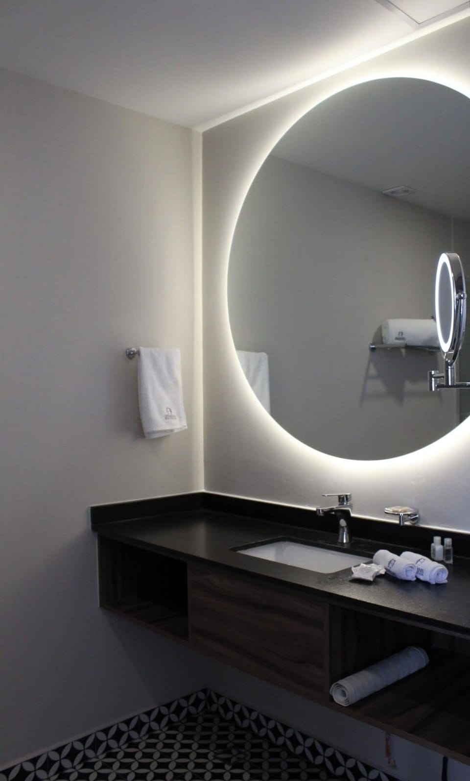 Junior Room, 1 King Bed, City View | Bathroom | Shower, hair dryer, towels, soap