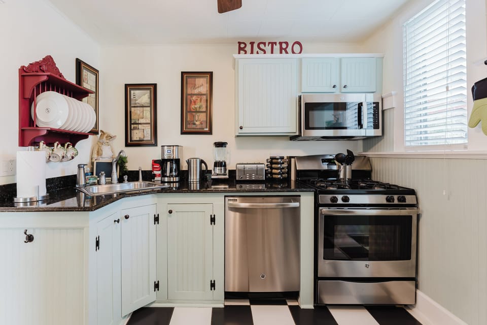 Comfort Bungalow, 2 Bedrooms, Garden View | Private kitchen | Full-size fridge, microwave, oven, stovetop