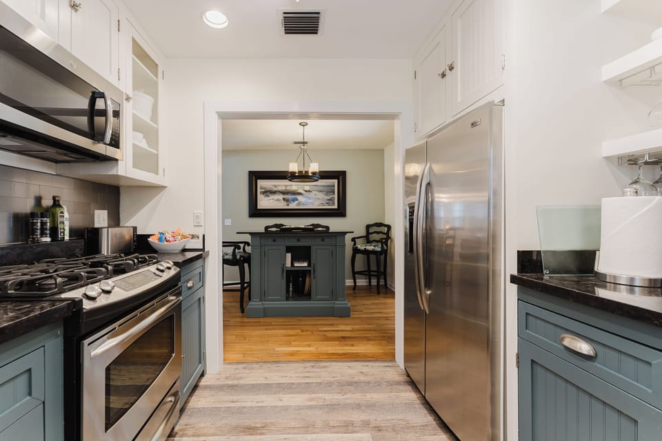 Comfort Cottage, 2 Bedrooms, Garden View | Private kitchen | Full-size fridge, microwave, oven, stovetop