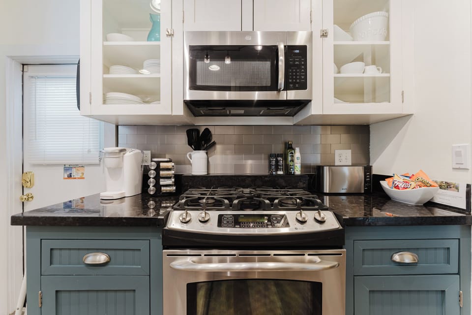 Comfort Cottage, 2 Bedrooms, Garden View | Private kitchen | Full-size fridge, microwave, oven, stovetop