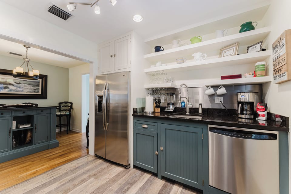 Comfort Cottage, 2 Bedrooms, Garden View | Private kitchen | Full-size fridge, microwave, oven, stovetop
