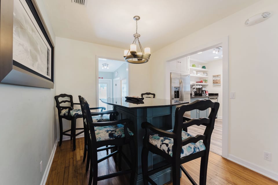 Comfort Cottage, 2 Bedrooms, Garden View | Dining room