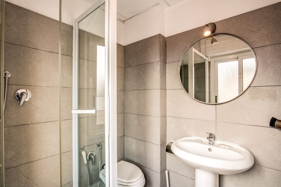 Shower, free toiletries, hair dryer, bidet