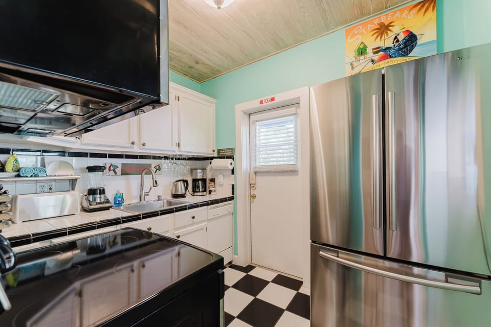 Comfort Cottage, 2 Bedrooms, Garden View | Private kitchen | Full-size fridge, microwave, oven, stovetop