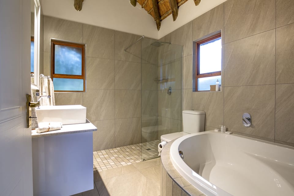 Standard Suite, 1 Bedroom, Mountain View (Garden double) | Bathroom | Free toiletries, hair dryer, bathrobes, towels
