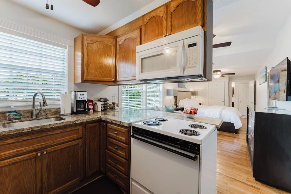 Comfort Apartment, 1 Bedroom, Garden View | Private kitchen | Full-size fridge, microwave, oven, stovetop