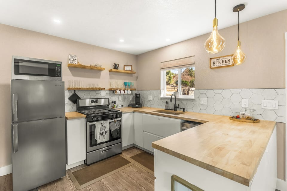 A fully equipped kitchen with modern appliances - everything you need to prepare a delicious meal or quick snack.