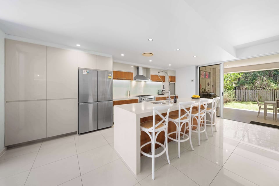 Start your day with breakfast at the island bench or whip up a family dinner with ease, this kitchen is fully equipped to make holiday cooking a pleasure.