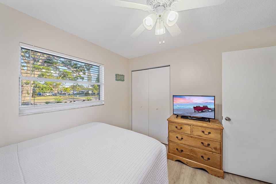 Bedroom 3 - Full Bed with TV