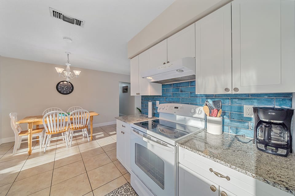 Absolutely stunning modern kitchen. The perfect spot for breakfast!