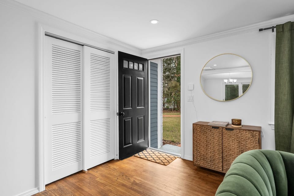 Entrance way leading into living room
