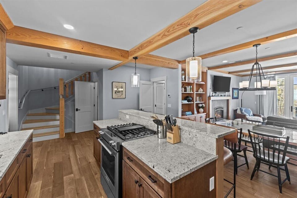 The Cozy Nest at Trapp Lodge: Brand New + Mtn View (5353)
