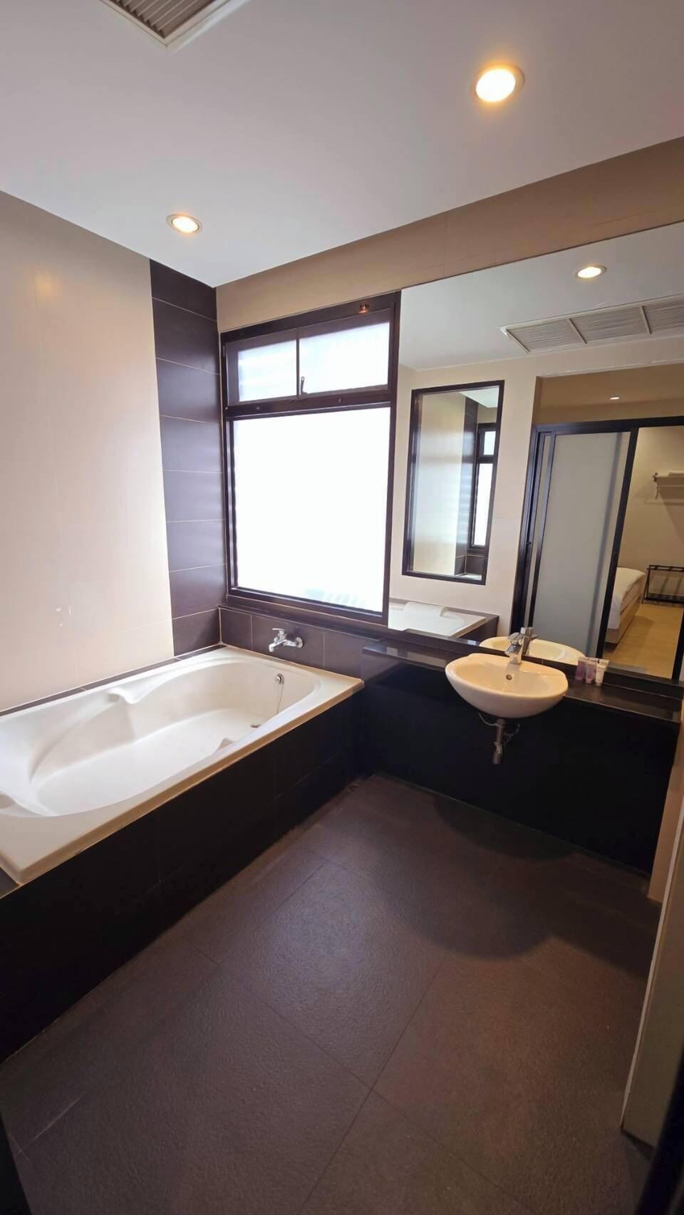Deluxe Room | Bathroom