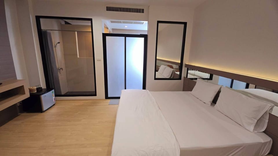 Deluxe Room | Iron/ironing board, free WiFi