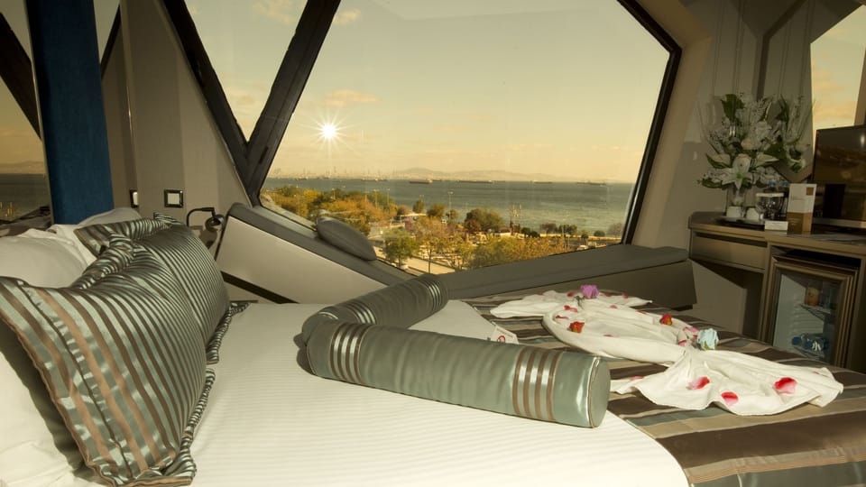 Deluxe Double Room, Sea View | Living area | LED TV