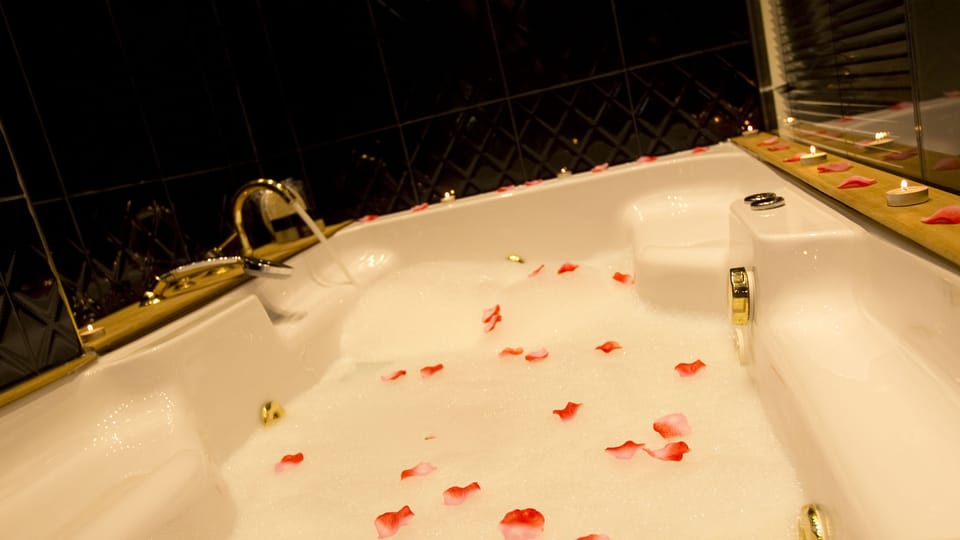 Sea View Premium Suite with Jacuzzi | Jetted tub