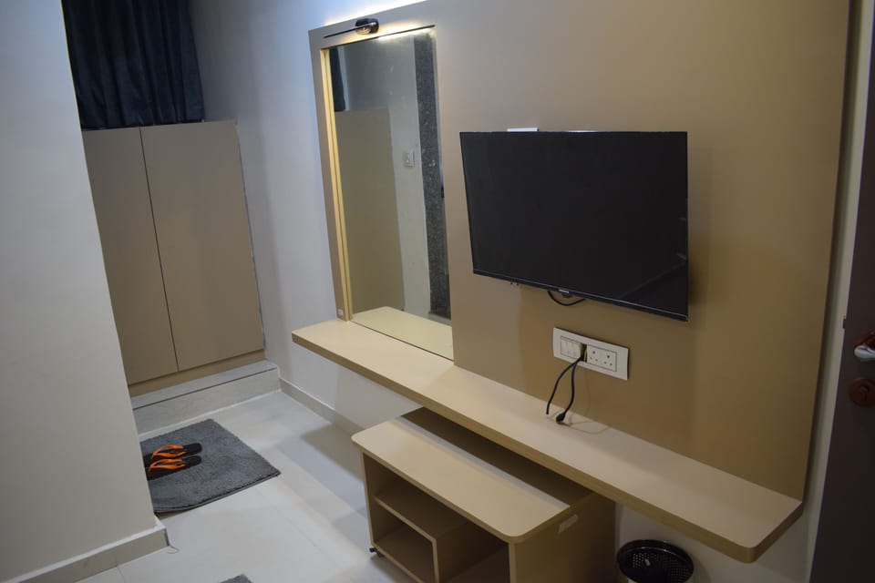 32-inch LED TV with digital channels, fireplace, computer monitors