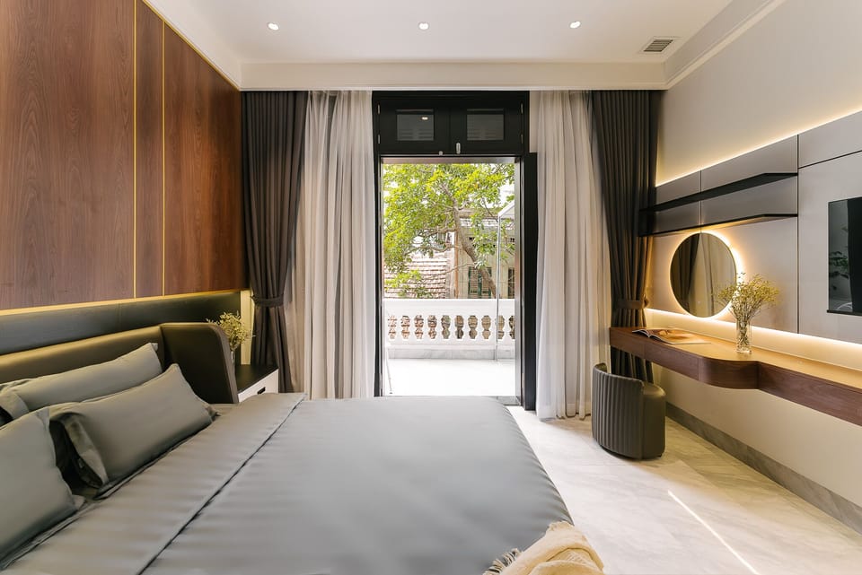 King Room with Balcony | Egyptian cotton sheets, premium bedding, down comforters