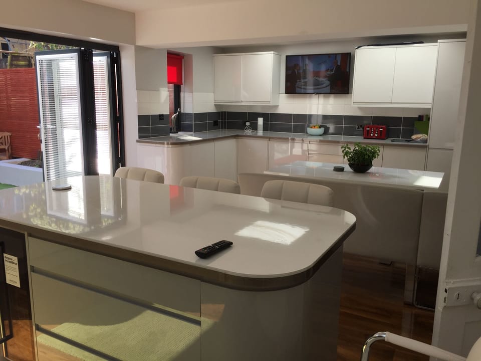 Full-size fridge, microwave, oven, stovetop