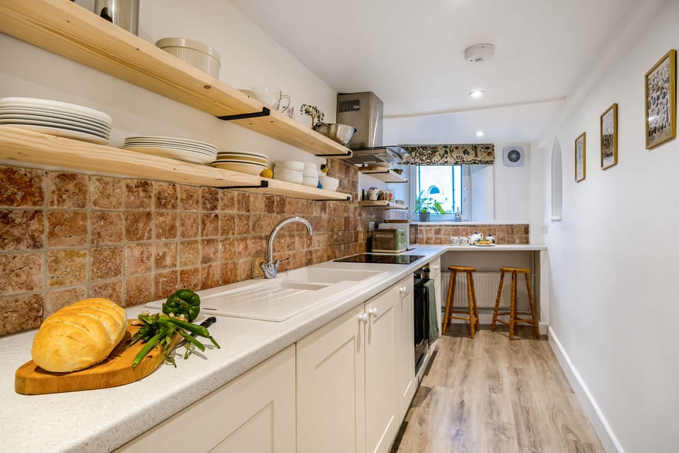 Meads Cottage, Charmouth: The well-equipped kitchen provides everything needed for cooking up tasty meals