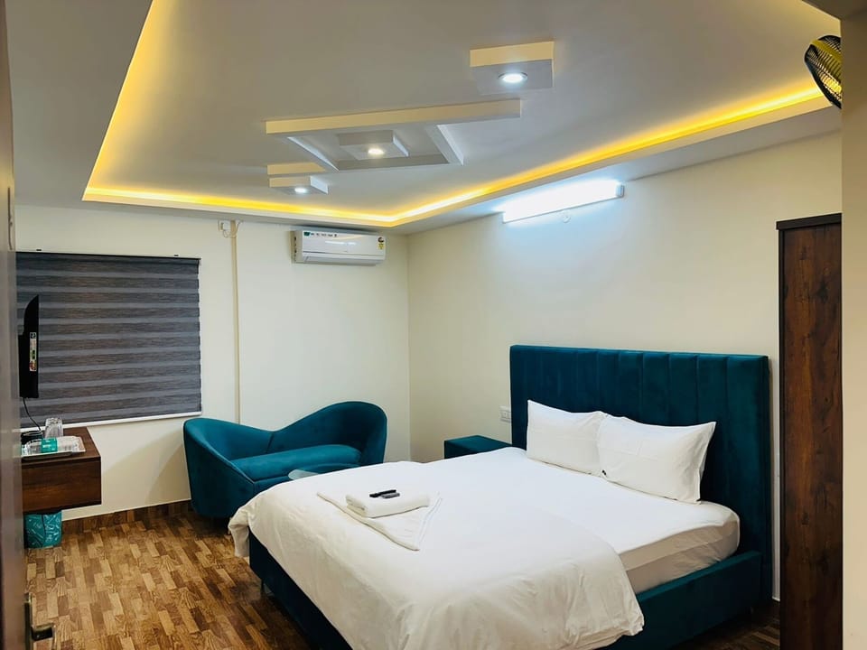 Deluxe Double or Twin Room, City View | Desk, laptop workspace, soundproofing, iron/ironing board