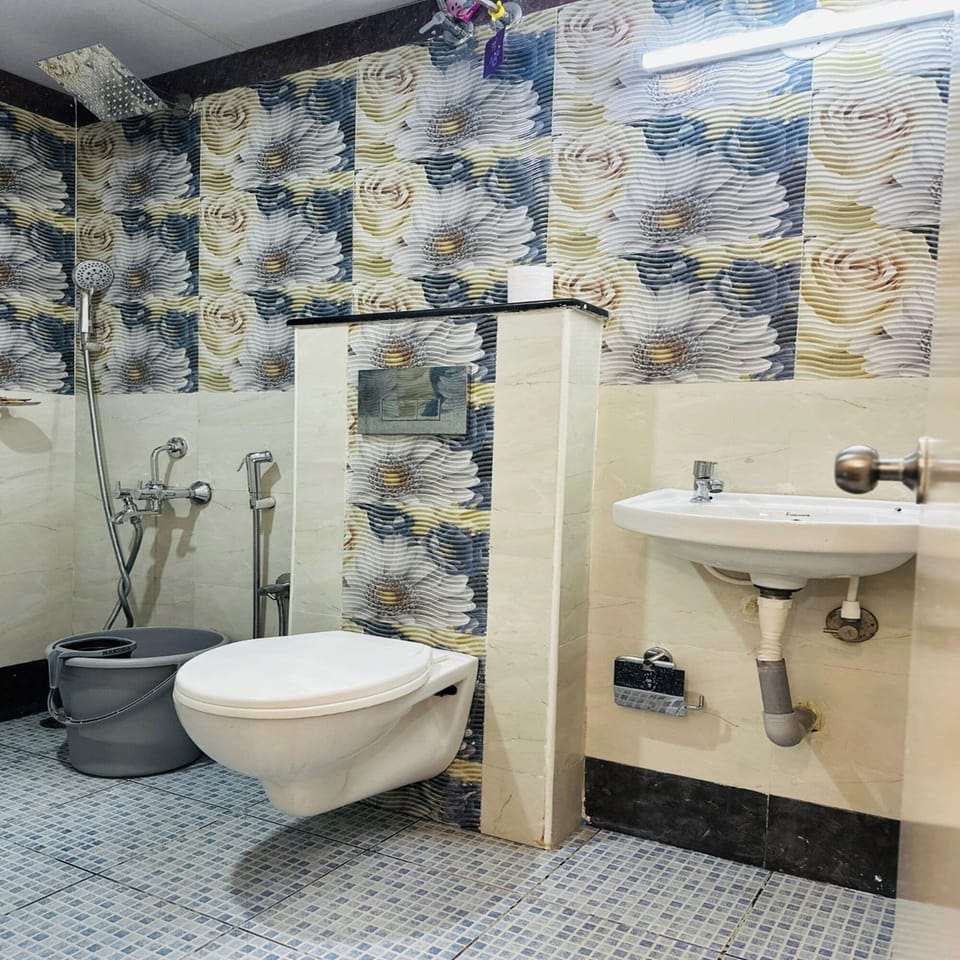 Deluxe Double or Twin Room, City View | Bathroom | Free toiletries, towels, soap, shampoo