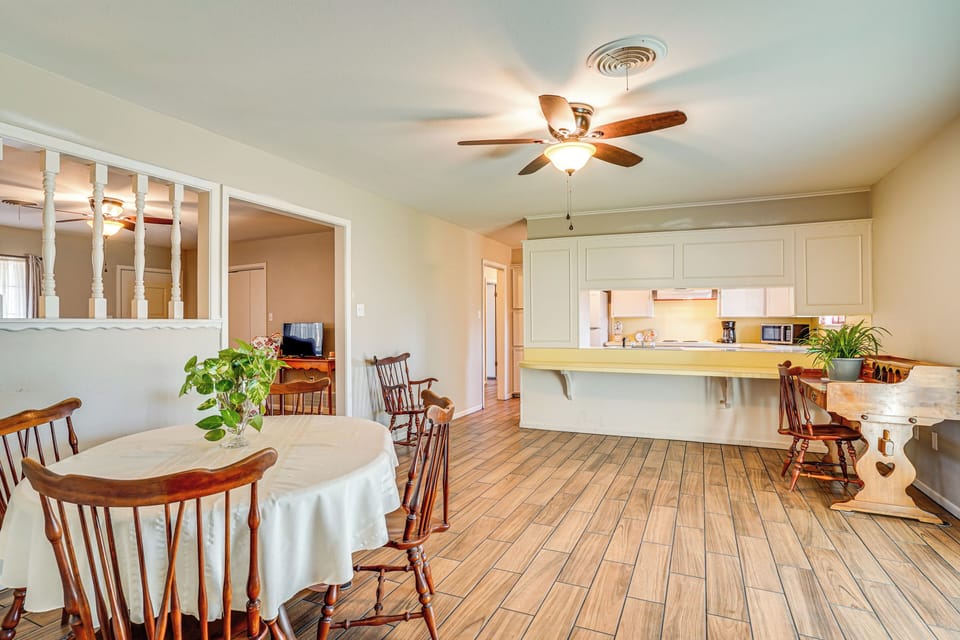 Dining Area | Dishware/Flatware Provided