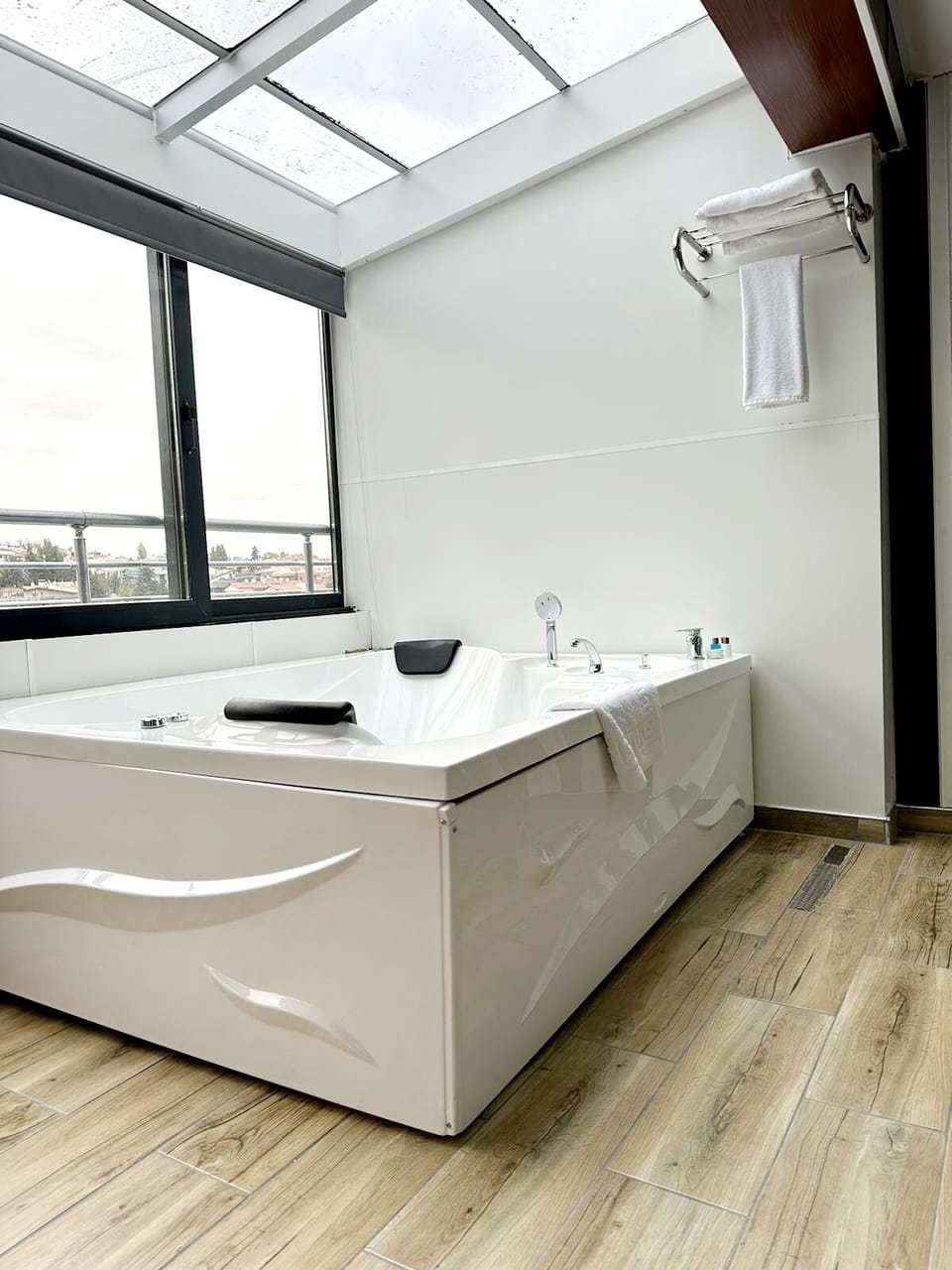 Luxury Suite, 1 Double Bed with Sofa bed, Private Bathroom | Tech