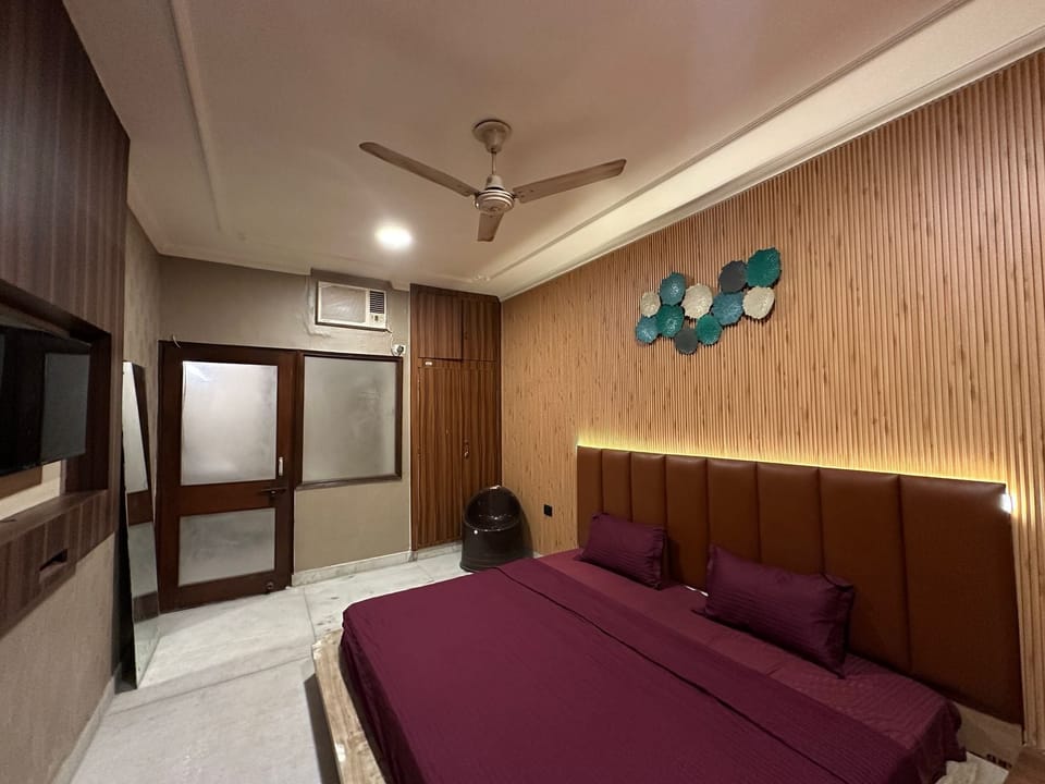 Deluxe Studio Suite | Desk, laptop workspace, soundproofing, iron/ironing board