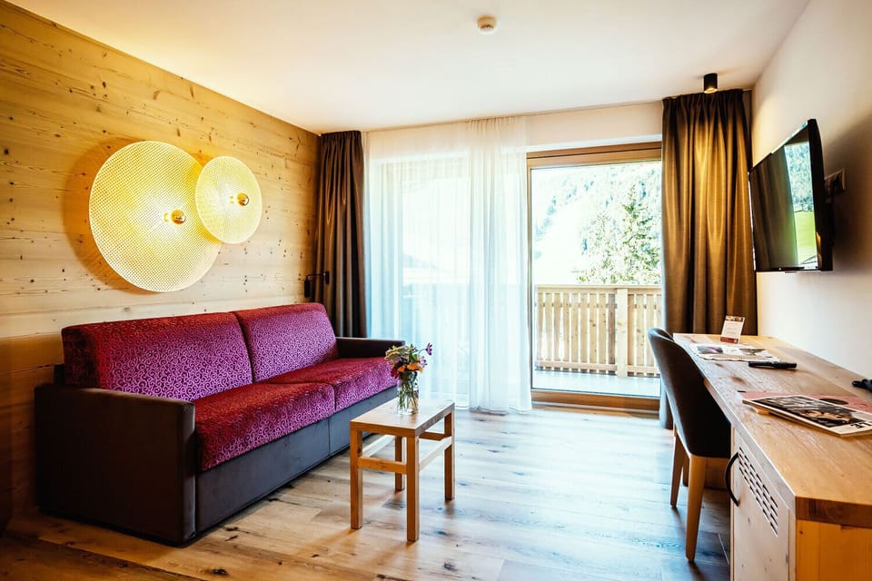 Deluxe Suite, Multiple Beds | In-room safe, desk, free WiFi, bed sheets