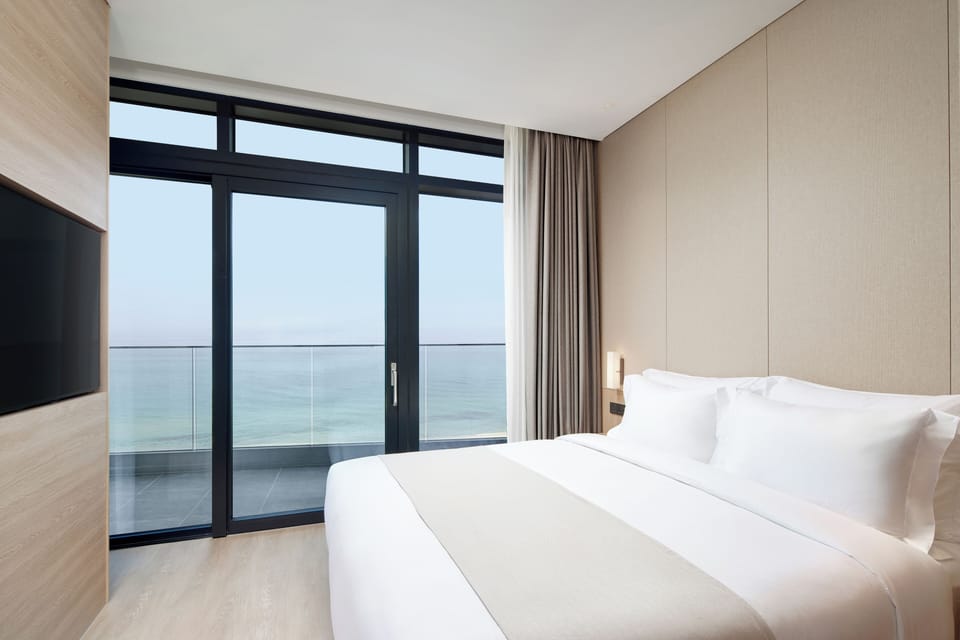 Premium bedding, in-room safe, free WiFi, bed sheets