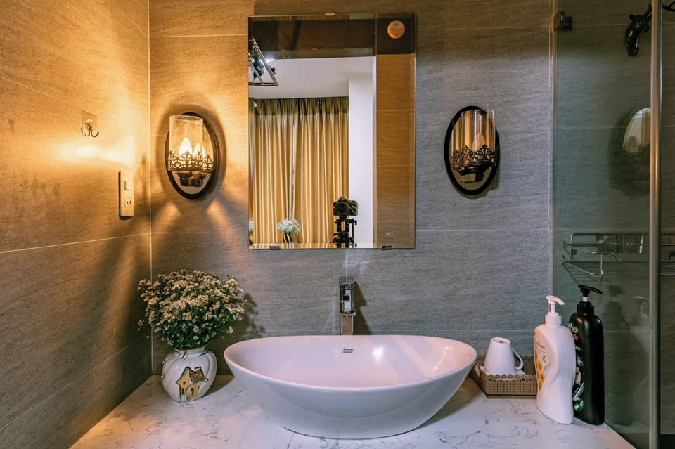 Shower, rainfall showerhead, free toiletries, hair dryer