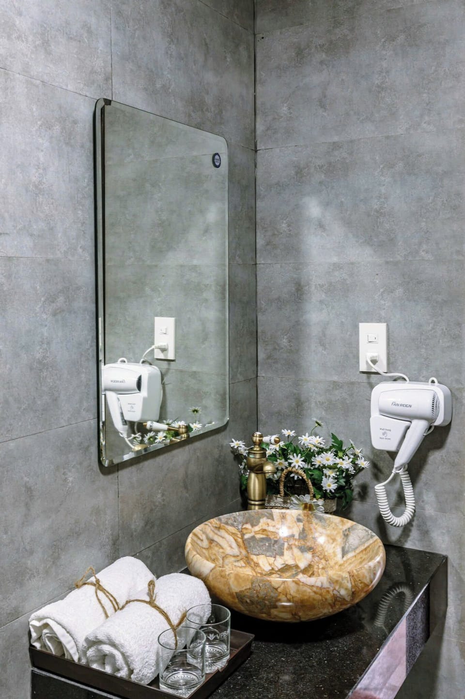 Shower, rainfall showerhead, free toiletries, hair dryer