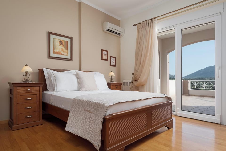 House, Mountain View | Egyptian cotton sheets, premium bedding, memory foam beds, in-room safe