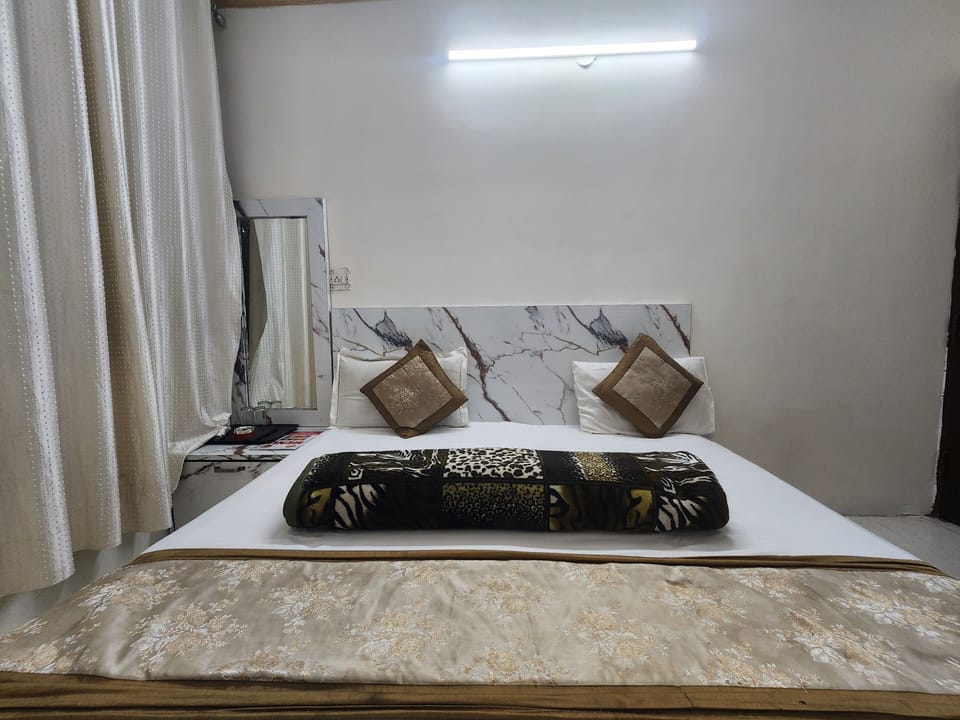 Deluxe Double Room, 1 Double Bed | Premium bedding, desk, laptop workspace, free WiFi