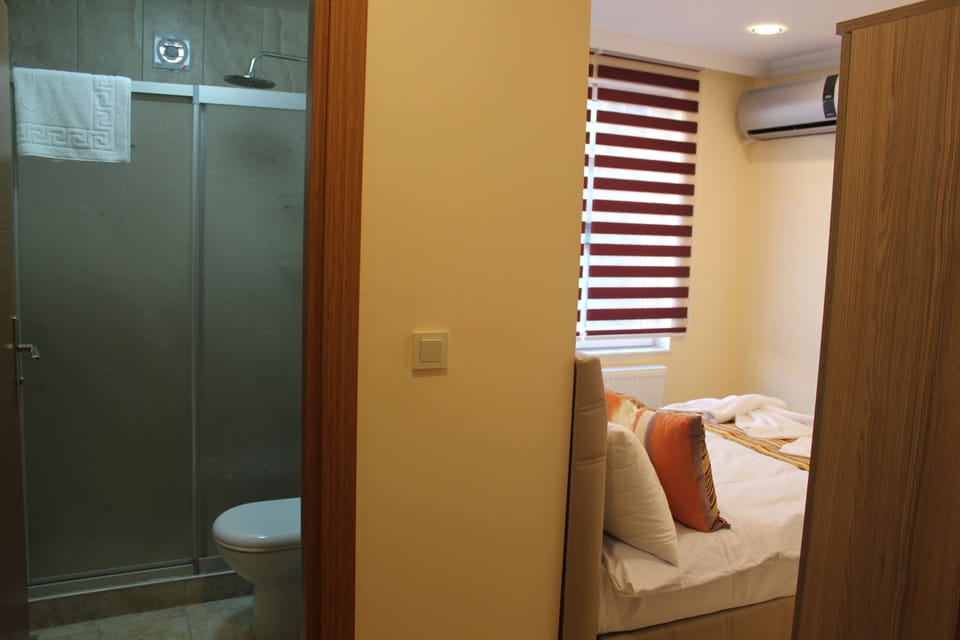 Double or Twin Room | Bathroom | Shower, free toiletries, hair dryer, towels