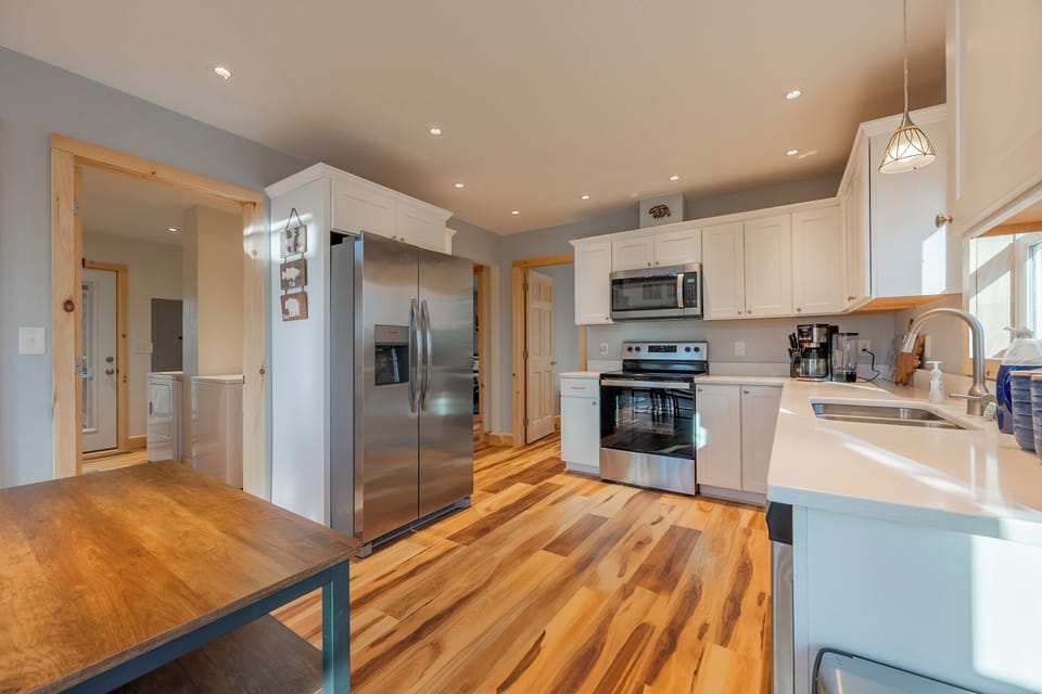  Full kitchen with everything you need, right down to the details.