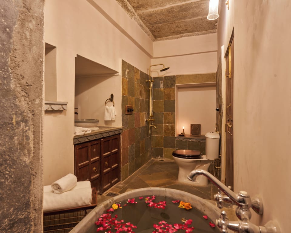 Luxury Studio Suite | Bathroom | Free toiletries, bathrobes, slippers, towels