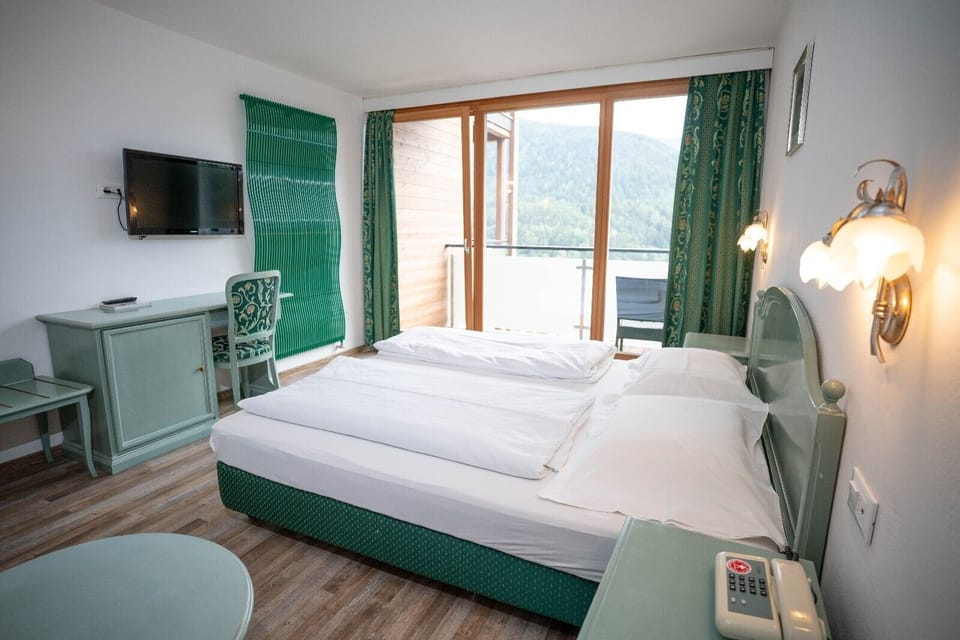 Desk, cribs (surcharge), WiFi (free), bed sheets