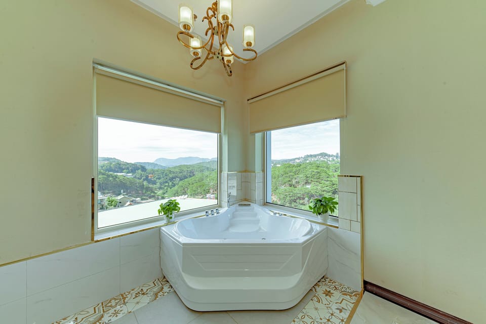 Deluxe Double Room | Bathroom | Free toiletries, hair dryer, towels, soap
