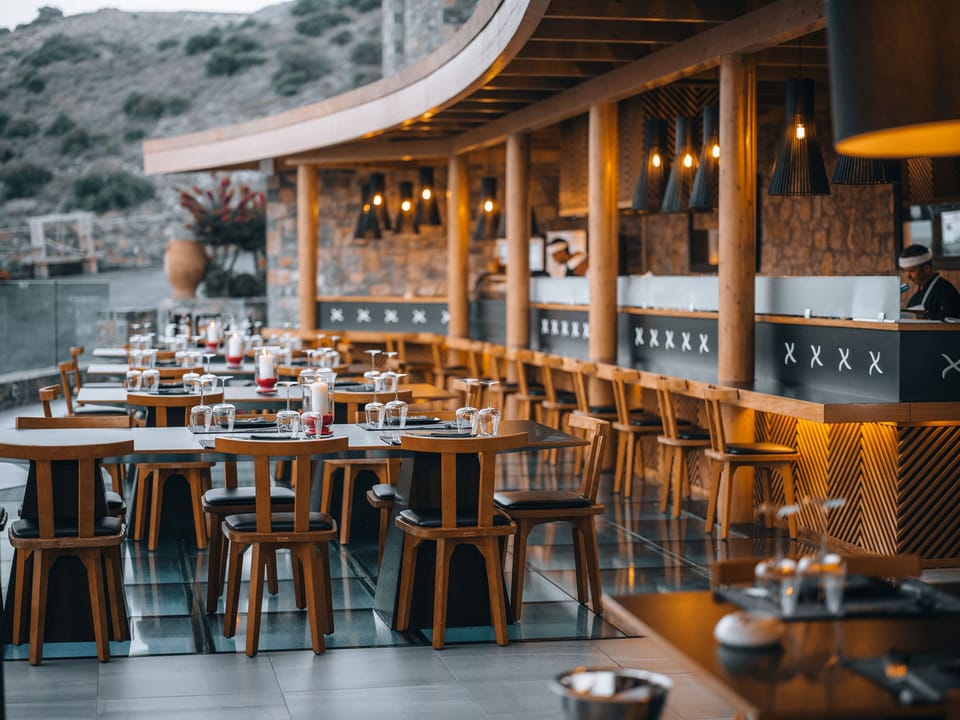 2 restaurants; breakfast, lunch, and dinner served