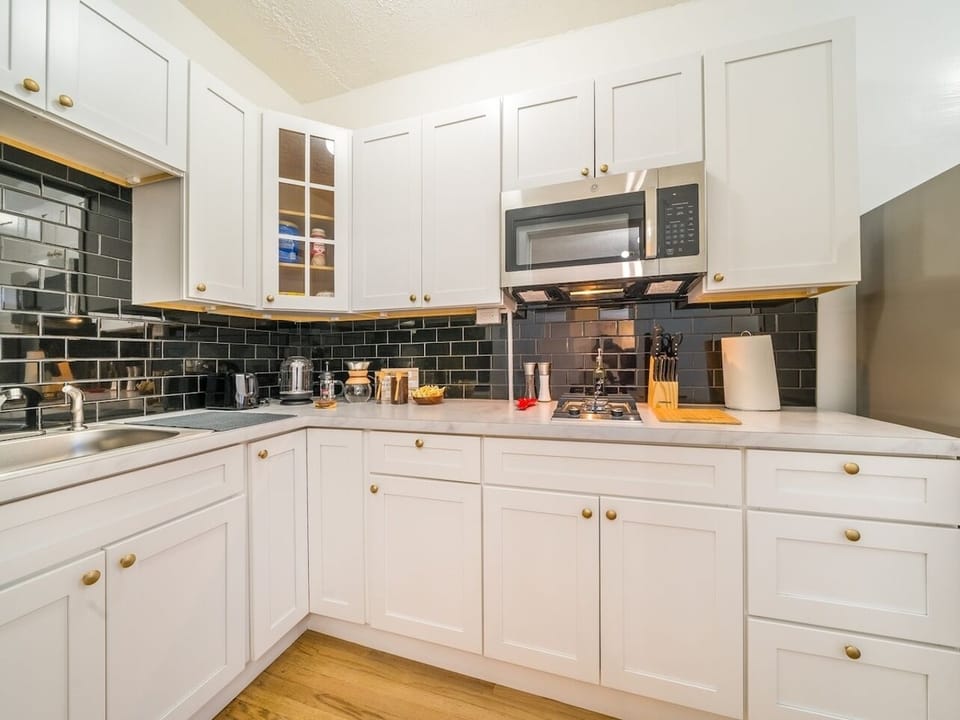 A modern and well-equipped kitchen perfect for culinary adventures. #culinaryAdventures #CookingParadise