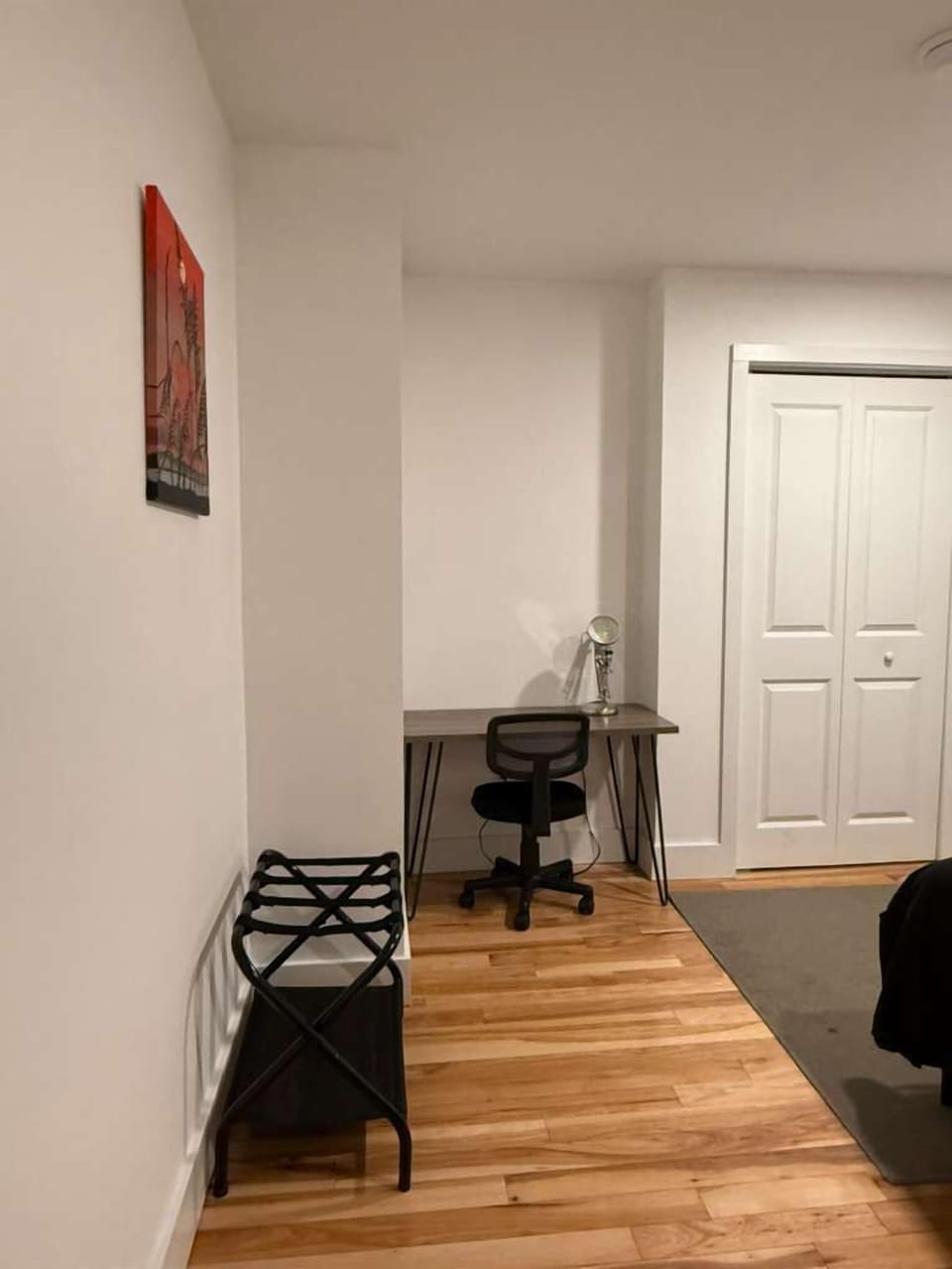 Modern workspace featuring an ergonomic chair, clean desk, and stylish décor for a professional feel at home.