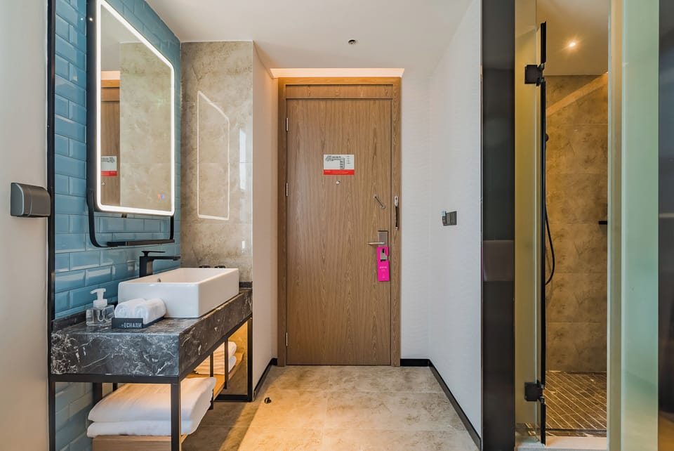 Luxury Twin Room, City View | Bathroom | Shower, rainfall showerhead, free toiletries, hair dryer