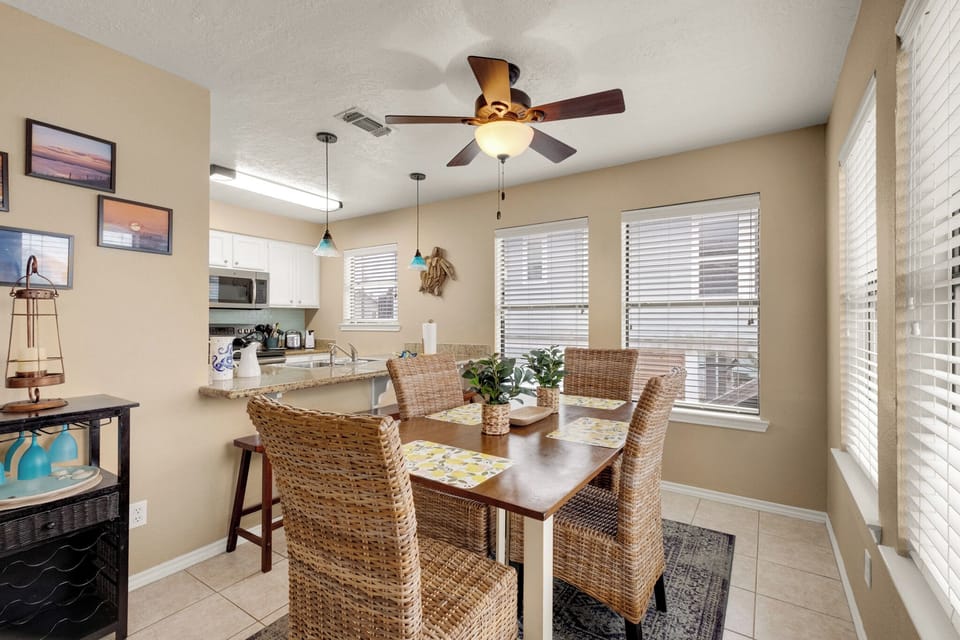 Dining to Kitchen