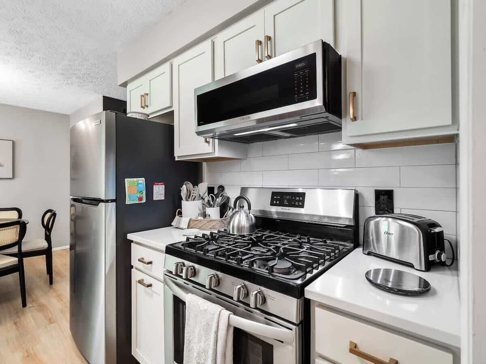 Sleek, modern, and ready to cook!  This fully equipped kitchen features stainless steel appliances, gas range, and everything you need to whip up a cozy meal or quick breakfast. ✨