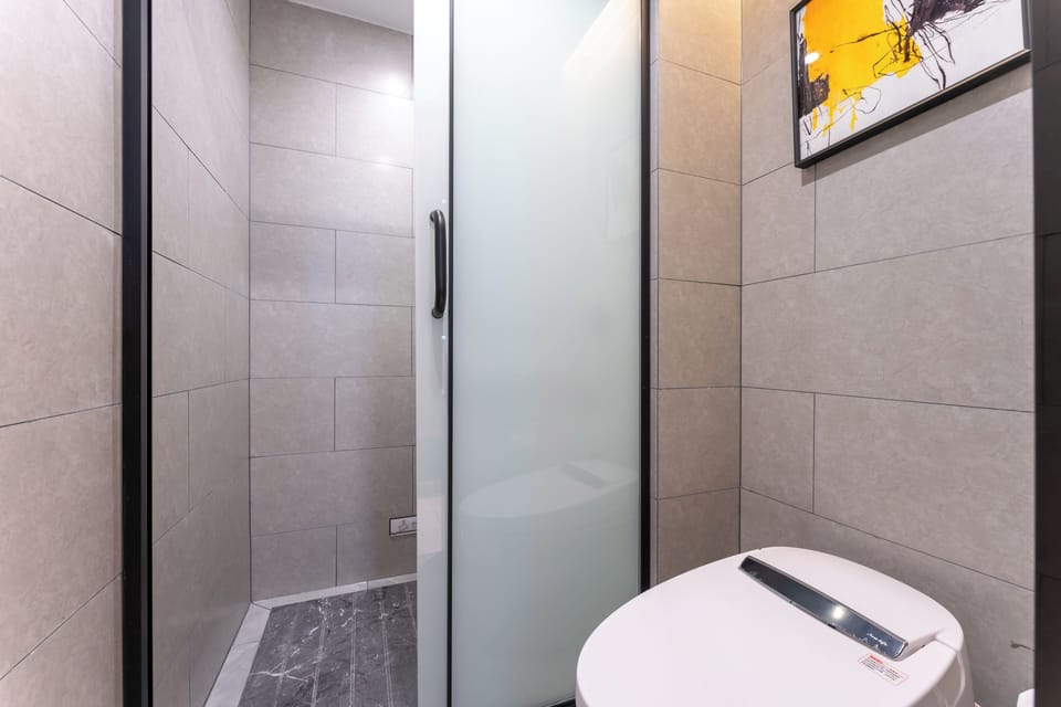Basic Double Room, City View | Bathroom | Shower, free toiletries, hair dryer, towels