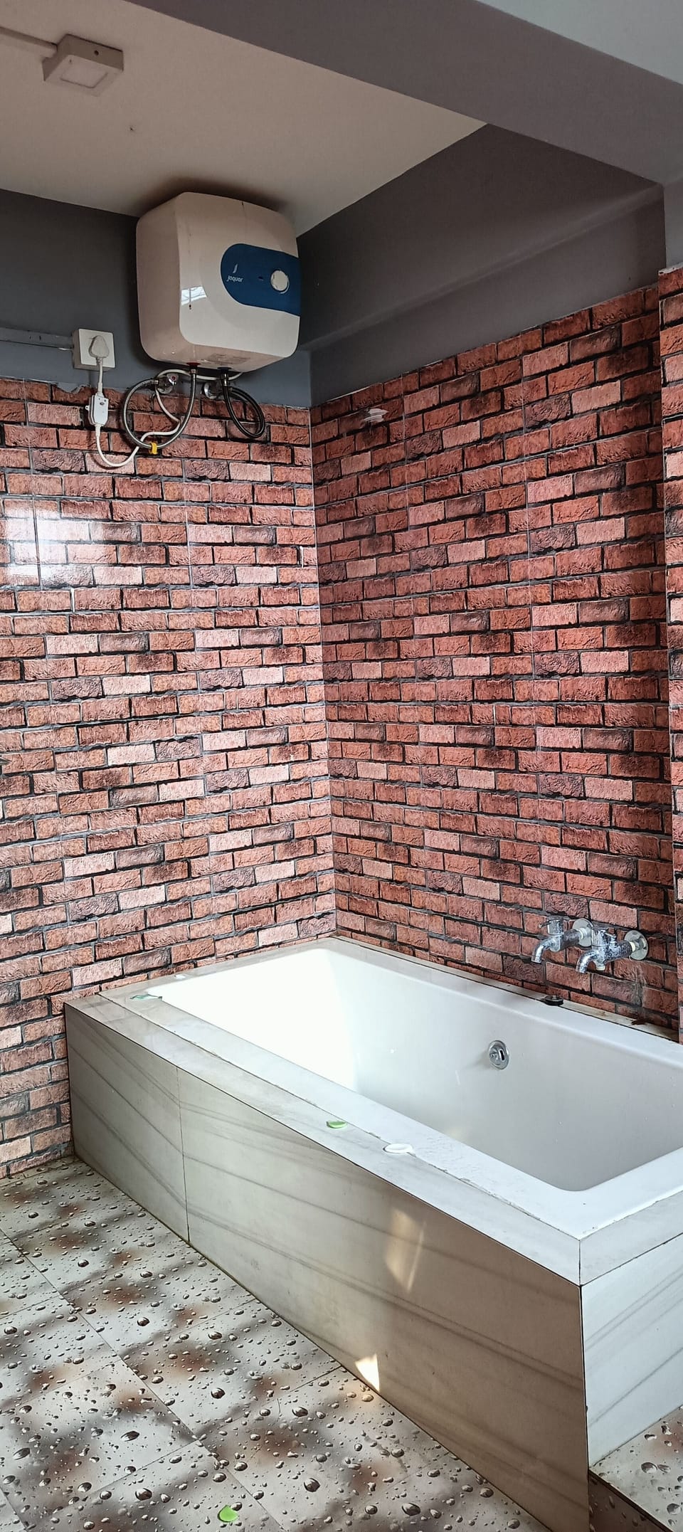 Executive Triple Room | Bathroom | Shower, rainfall showerhead, free toiletries, towels