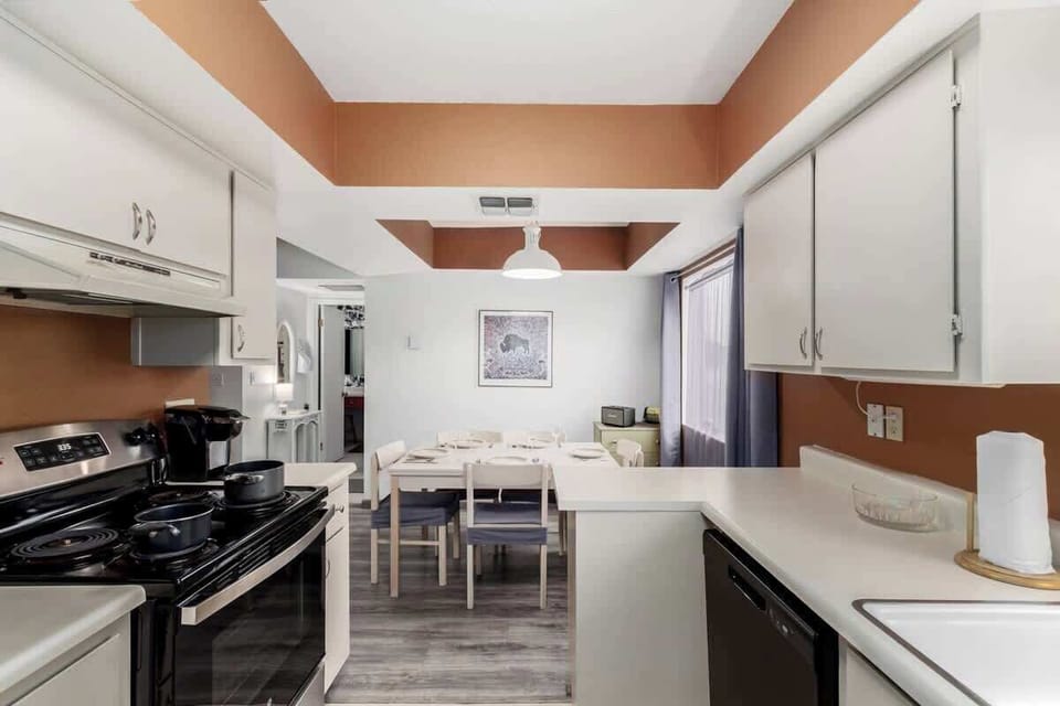 Cook with ease in the fully equipped kitchen.